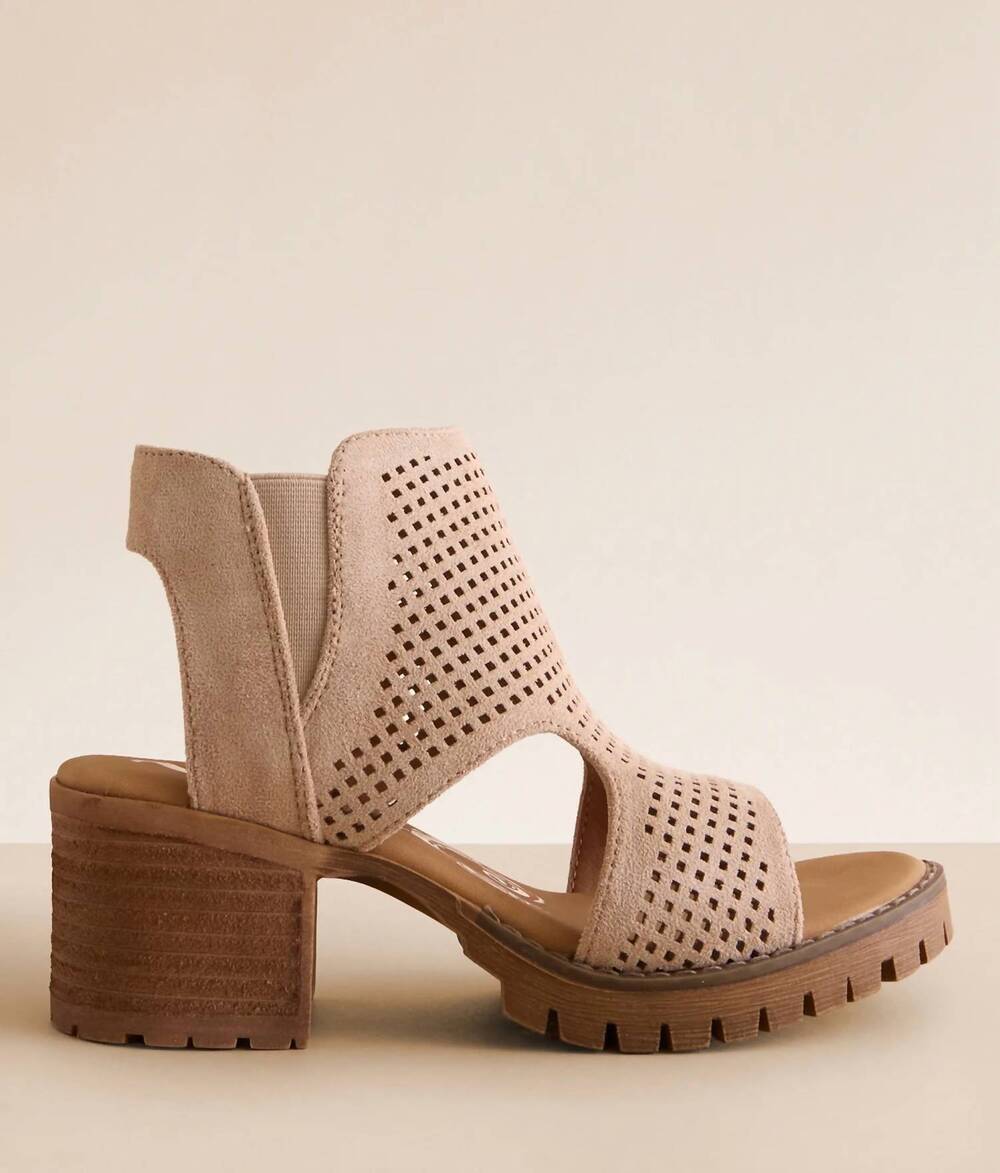 NEW VERY G women's faux suede chunky heeled sandal in sand